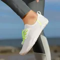 Witte sneldrogende waterschoenen met limoengroene veters voor zwemmen en op het strand - 38 / Wit