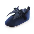 Detailweergave van marineblauwe fluwelen baby prinsesschoen met decoratieve strik - Blauw