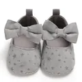 Detailansicht grauer Baby-Prinzessinnenschuhe mit Schleife und silbernem Sternmuster - Grau
