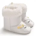 Vue détaillée de bottes d'hiver blanches pour bébé avec fourrure synthétique et nœud - 11cm / Style Renard Nœud Papillon (C-68) / Blanc