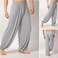 Vistas detalladas de pantalones de yoga grises para hombre con cintura elástica - Gris claro