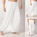 Vistas detalladas de los pantalones de yoga blancos para hombre con cintura elástica. - Blanco