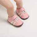 Gros plan de chaussures bébé roses avec semelles souples et rayures blanches. - Longueur Intérieure 12cm / Striped Style (1173) / Rose