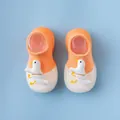 Detailansicht der orangefarbenen Baby-Bodensocken mit einem niedlichen 3D-Vogel-Design - Orangefarbene Farblockierung (Küken)