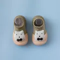 Detailansicht von Baby-Lauflernsocken mit Katzenmotiv und weicher, rosa Gummisohle - Armeegrüne Farblockierung (Bär)