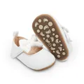 Detalle de zapatos de princesa de encaje blanco para bebé con lazo y suela antideslizante - Blanco