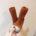 Détail de chaussures chaussettes bébé en maille orange avec semelle antidérapante - Orange
