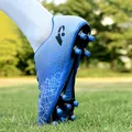 Professionelle blau-weiße Jugend-Fußballschuhe mit AG-Stollen auf dem Rasenfeld. - 38 / Schwarz Königsblau AG Stollen (27019)