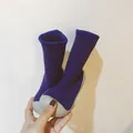 Vue détaillée de chaussons-chaussettes d'hiver violets pour bébé avec semelle souple et chaude. - Violet