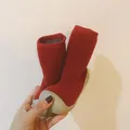 Vue détaillée de chaussures chaussettes rouges pour bébé avec semelle souple - Rouge