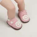 Vue détaillée de chaussures roses pour bébé avec fleurs blanches et scratch de fermeture - Longueur Intérieure 11cm / Flower Style (1169) / Rose