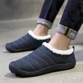 Bequeme marineblaue, mit Fleece gefütterte Winter-Slipper mit weicher Gummisohle - 35 / Low-Top-Stil / Dunkelblau