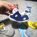 Nahaufnahme von Baby-Haussocken mit rutschfester Weichsohle und Sternenmuster für Kleinkinder - Größe 24/25 (Innenlänge 14,5 cm) / Kleine Sterne