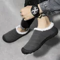 Stilvolle dunkelgraue gefütterte Winter-Slipper mit Steppnähten und weichen Sohlen - 35 / Low-Top-Stil / Grau