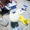 Nahaufnahme von rutschfesten Babysocken mit weicher Sohle und Cartoon-Muster - Größe 24/25 (Innenlänge 14,5 cm) / Blauer Welpe