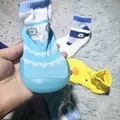 Detailansicht der rutschfesten Gummisohle und des Strickgewebes dieser Baby-Hausschuhsocken - Größe 24/25 (Innenlänge 14,5 cm) / Eule Blau