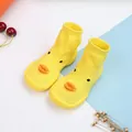 Detailansicht gelber Baby-Söckchenschuhe mit süßem Entengesicht und weicher Gummisohle - Größe 24/25 (Innenlänge 14,5 cm) / Gelbe Ente
