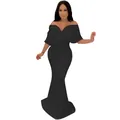 Primer plano de un elegante vestido sirena negro con hombros caídos y corte entallado - S / Vestidos / Negro