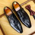 Scarpe eleganti da uomo in pelle nera con motivo a coccodrillo e cinturino a fibbia. - Nero