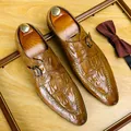 Eleganti scarpe da uomo marroni in pelle con motivo a coccodrillo e fibbia monk strap. - Marrone