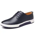 Klassischer marineblauer Herren-Freizeitschuh aus Leder mit weißer Sohle für den Alltag - 38 / Blau