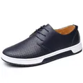 Atmungsaktive marineblaue perforierte Leder Freizeitschuhe für Herren mit weißer Sohle - 38 / Blau Hohl