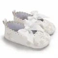 Vue détaillée des chaussures de princesse pour bébé avec nœud en soie et broderie fleurie - Blanc