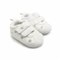 Detailopname van witte baby-wandelschoenen met sterborduurwerk en klittenband - Zilveren Sterstijl (1512)