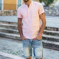Chemise homme rose à col montant et manches courtes, coupe décontractée élégante. - Rose