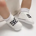 Dettaglio di scarpe primi passi in pelle bianca alta per neonati - Bianco