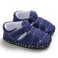 Dettaglio sandali per neonati in tela blu con suola in gomma morbida e cuciture - Blu