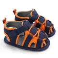 Vista dettagliata di sandali estivi per neonati blu navy e arancio con suola morbida - Arancione