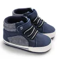 Detailaufnahme von dunkelblauen Baby-High-Top-Sneakern mit weichen weißen Sohlen. - Innenlänge 11cm / Blau