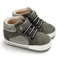 Detailansicht der hohen Baby-Lauflernschuhe mit weicher Sohle und gestreiften Schnürsenkeln - Innenlänge 11cm / Grün
