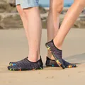 Chaussures aquatiques à rayures séchant rapidement avec semelle colorée pour la plage. - 35 / Ligne Noire