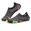 Chaussures d'eau noires respirantes avec motif géométrique et bord de semelle graffiti - 35 / Gris Jungle