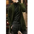 Dettaglio ravvicinato di un cardigan in maglia da uomo verde oliva con maniche lunghe - Taglia S / Top / Verde