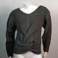 Detalle de jersey de punto verde oliva con cuello en V y un nudo retorcido delantero - Gris oscuro
