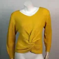 Primer plano de un suéter de punto amarillo con un elegante detalle de nudo en el frente - S / Tops / Amarillo