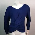Detalle del suéter de punto azul marino con cuello en V y diseño de nudo. - Azul marino