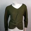 Detalle de jersey de punto verde militar con cuello en V y elegante nudo retorcido - Verde Militar
