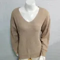 Vue détaillée de la texture en maille beige douce de ce pull à col en V pour femmes - Khaki Foncé