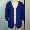 Vista frontale di un cardigan lungo in maglia blu vibrante su un manichino da studio - Taglia S / Top / Blu