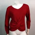 Elegante suéter de punto rojo con cuello en V y detalle de nudo retorcido para mujer. - Burdeos