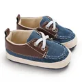 Detailweergave van denim babyloopschoenen met zachte zool en bruine lederen bies - Blauw