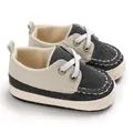 Gedetailleerde opname van baby wandelschoenen met denim en beige kunstlederen stof - Grijs