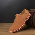 Lässige Herrenschuhe aus Wildleder in klassischem Braun mit Schnürung für den Alltag. - Khaki