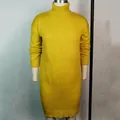 Volledig vooraanzicht van een gele gebreide jurk met lange mouwen en een coltrui - S / Dresses / Geel