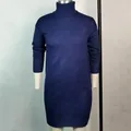 Vooraanzicht van donkerblauwe coltrui gebreide jurk met ribgebreide kraagdetail - Blauw