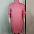 Detailweergave van een gezellige roze gebreide trui-jurk met kol en lange mouwen. - S / Dresses / Roze
